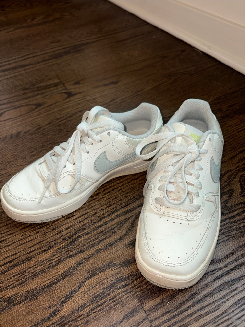 NIKE Sneakers